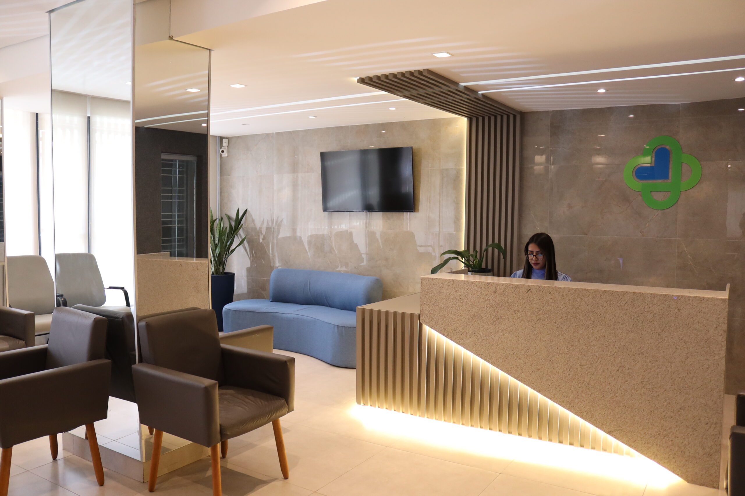 Recepção elegante da Clínica Saúde Agora