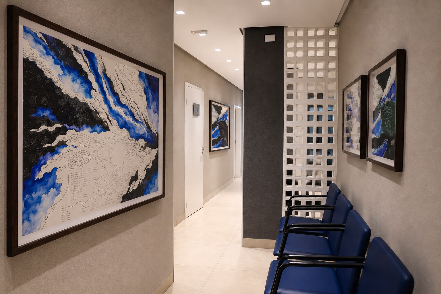 Corredor com obras de arte na Saúde Agora